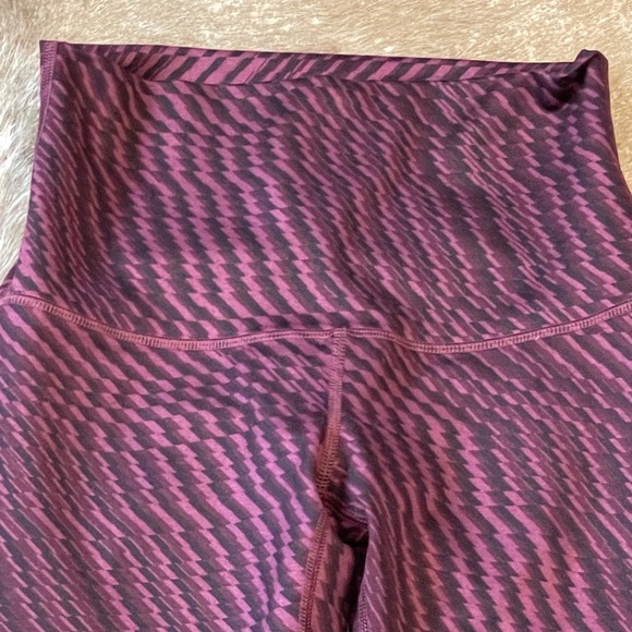 LULULEMON Wunder Under Crop III Leggings Zig Zag Shifted Burgundy Black Size 4 - Picture 2 of 6